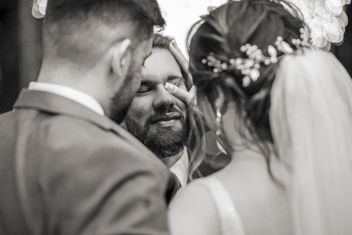 casamento classico com passarela espelhada luste luzes de noite no campo ao ar livre no ravena garden fotos pela fotografa premada Nayara Andrade de santos litoral de sao paulo