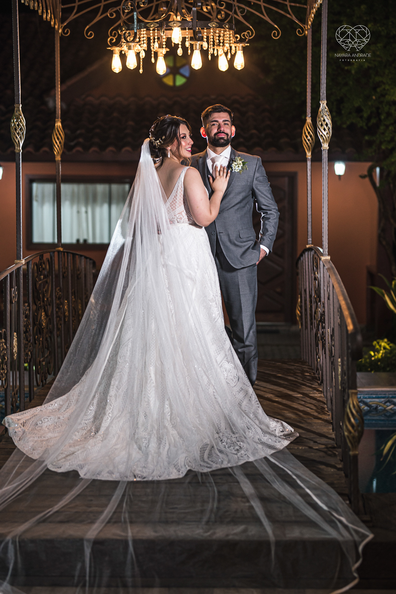 casamento classico com passarela espelhada luste luzes de noite no campo ao ar livre no ravena garden fotos pela fotografa premada Nayara Andrade de santos litoral de sao paulo
