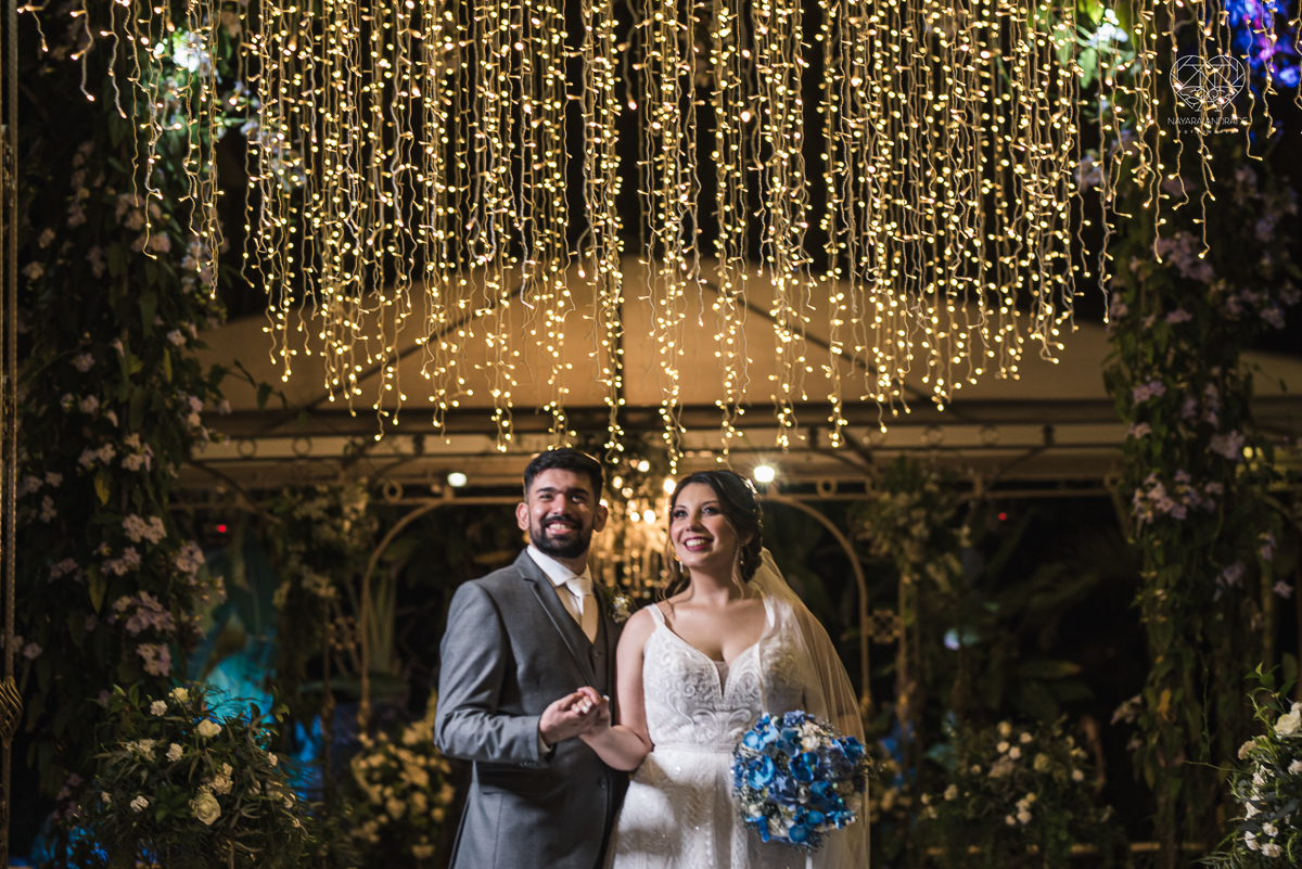 casamento classico com passarela espelhada luste luzes de noite no campo ao ar livre no ravena garden fotos pela fotografa premada Nayara Andrade de santos litoral de sao paulo