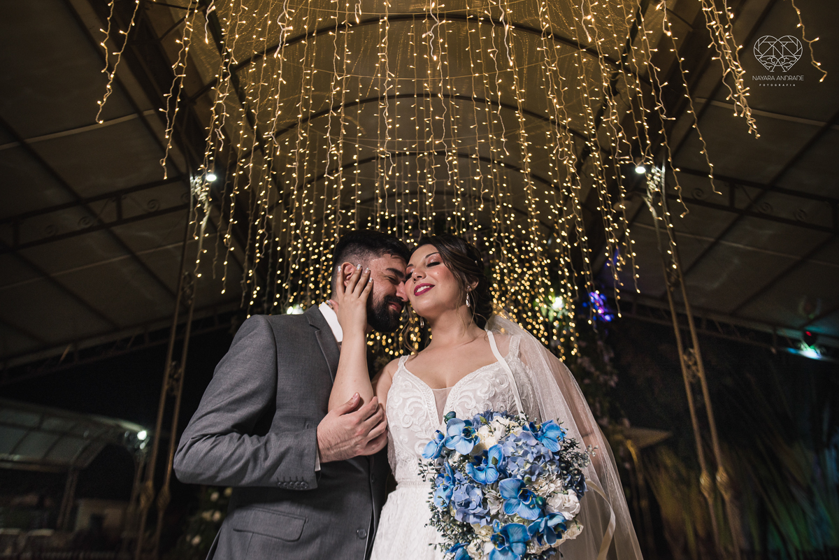 casamento classico com passarela espelhada luste luzes de noite no campo ao ar livre no ravena garden fotos pela fotografa premada Nayara Andrade de santos litoral de sao paulo