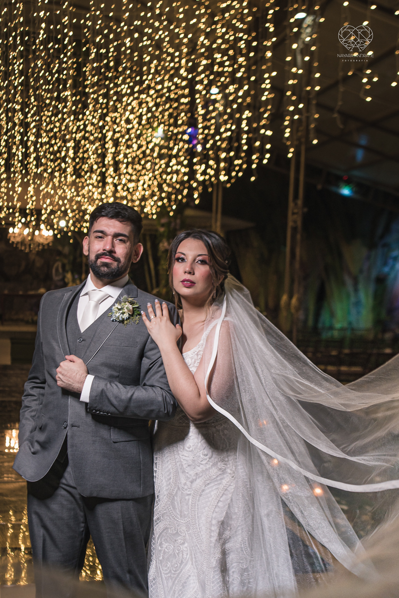 casamento classico com passarela espelhada luste luzes de noite no campo ao ar livre no ravena garden fotos pela fotografa premada Nayara Andrade de santos litoral de sao paulo