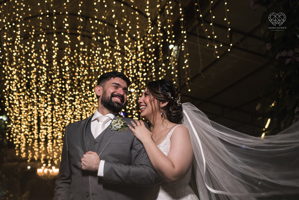 casamento classico com passarela espelhada luste luzes de noite no campo ao ar livre no ravena garden fotos pela fotografa premada Nayara Andrade de santos litoral de sao paulo