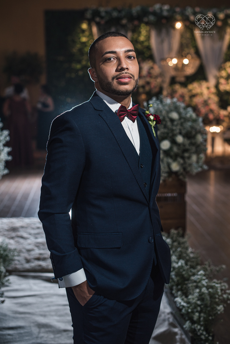 Fotografia de casamento classico noturno lupalaroni decoracao no espaço atmosphera no guaruja nayara andrade fotografa premiada em santos decoraçao com lustre casamento classico noturno noivo terno azul e noiva vestido sereia