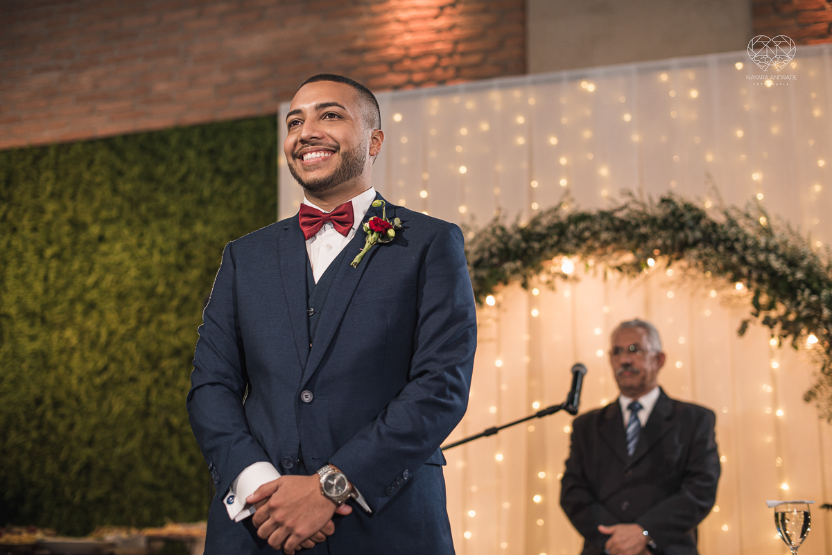Fotografia de casamento classico noturno lupalaroni decoracao no espaço atmosphera no guaruja nayara andrade fotografa premiada em santos decoraçao com lustre casamento classico noturno noivo terno azul e noiva vestido sereia