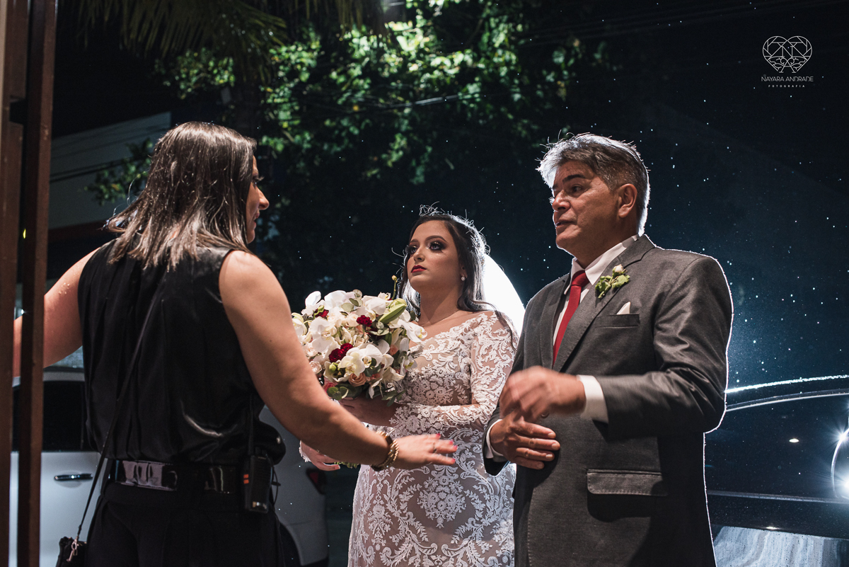 Fotografia de casamento classico noturno lupalaroni decoracao no espaço atmosphera no guaruja nayara andrade fotografa premiada em santos decoraçao com lustre casamento classico noturno noivo terno azul e noiva vestido sereia