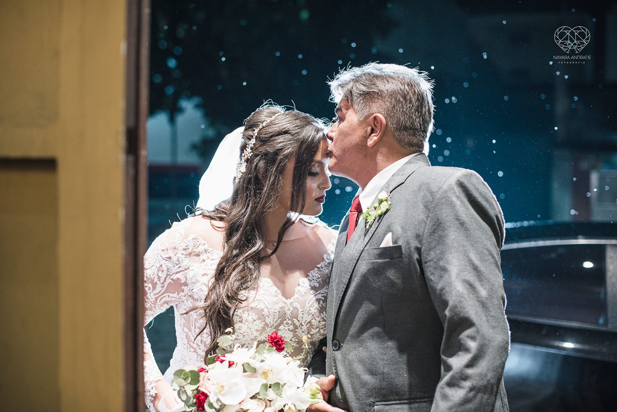Fotografia de casamento classico noturno lupalaroni decoracao no espaço atmosphera no guaruja nayara andrade fotografa premiada em santos decoraçao com lustre casamento classico noturno noivo terno azul e noiva vestido sereia