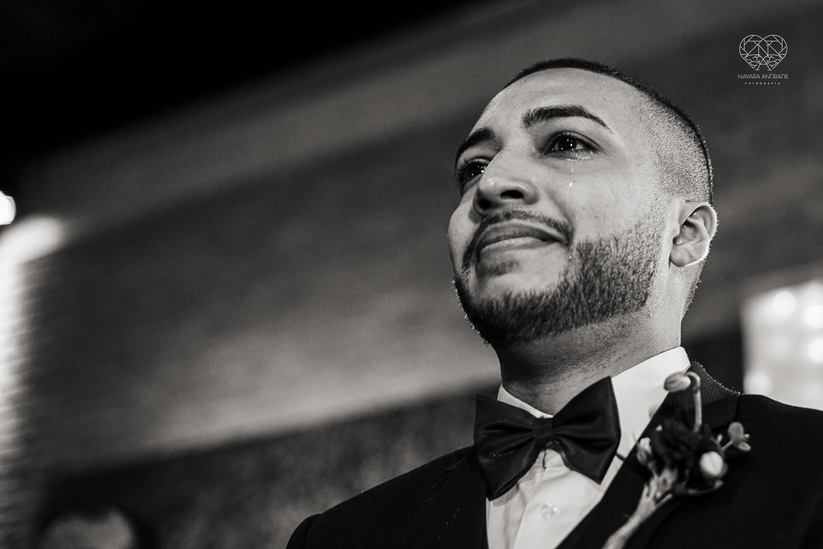 Fotografia de casamento classico noturno lupalaroni decoracao no espaço atmosphera no guaruja nayara andrade fotografa premiada em santos decoraçao com lustre casamento classico noturno  terno azul e noiva vestido sereia fotografia emocionante casamento