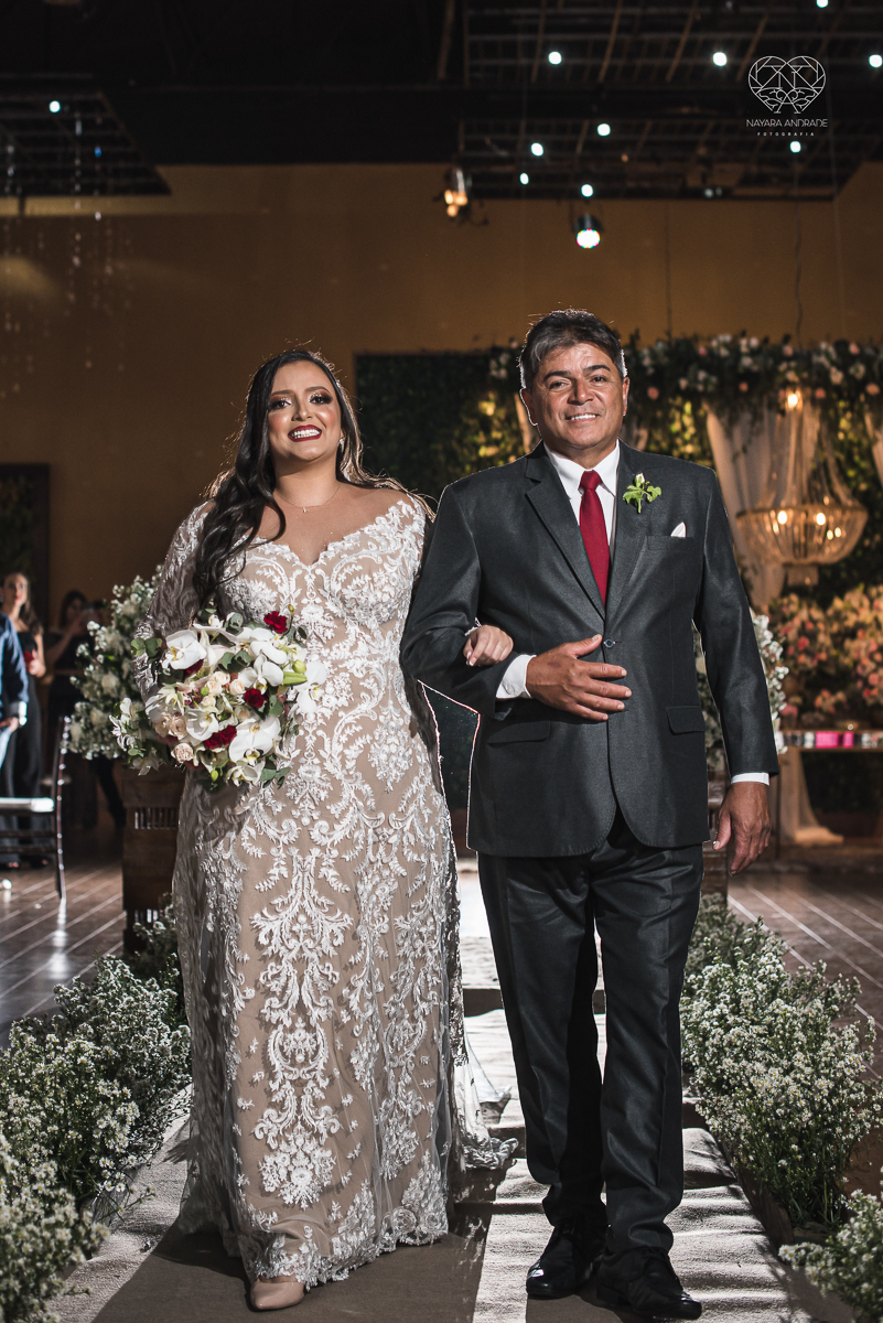Fotografia de casamento classico noturno lupalaroni decoracao no espaço atmosphera no guaruja nayara andrade fotografa premiada em santos decoraçao com lustre casamento classico noturno  terno azul e noiva vestido sereia fotografia emocionante casamento
