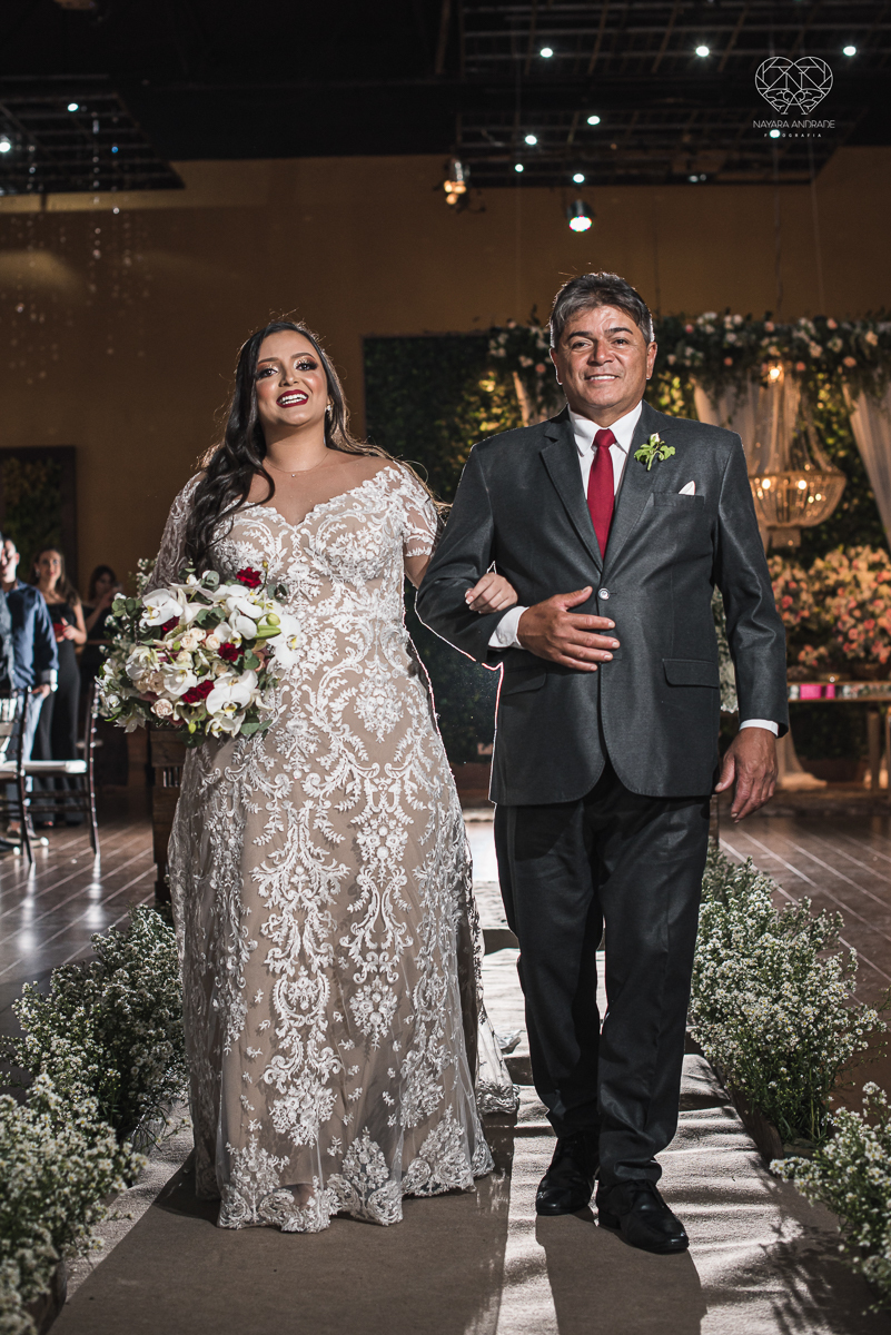 Fotografia de casamento classico noturno lupalaroni decoracao no espaço atmosphera no guaruja nayara andrade fotografa premiada em santos decoraçao com lustre casamento classico noturno  terno azul e noiva vestido sereia fotografia emocionante casamento