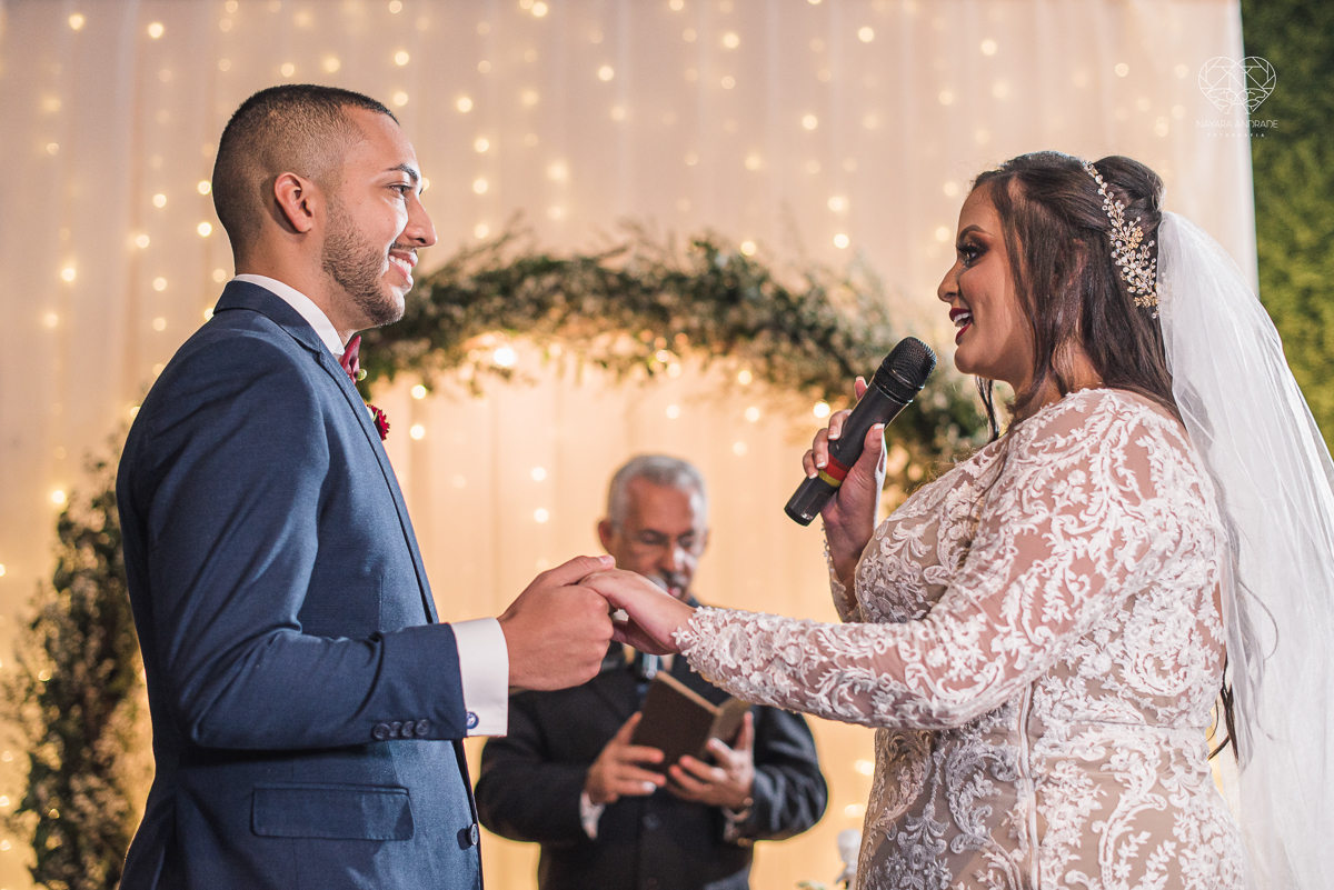 Fotografia de casamento classico noturno lupalaroni decoracao no espaço atmosphera no guaruja nayara andrade fotografa premiada em santos decoraçao com lustre casamento classico noturno  terno azul e noiva vestido sereia fotografia emocionante casamento
