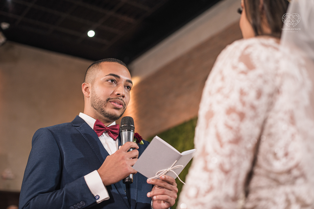 Fotografia de casamento classico noturno lupalaroni decoracao no espaço atmosphera no guaruja nayara andrade fotografa premiada em santos decoraçao com lustre casamento classico noturno  terno azul e noiva vestido sereia fotografia emocionante casamento