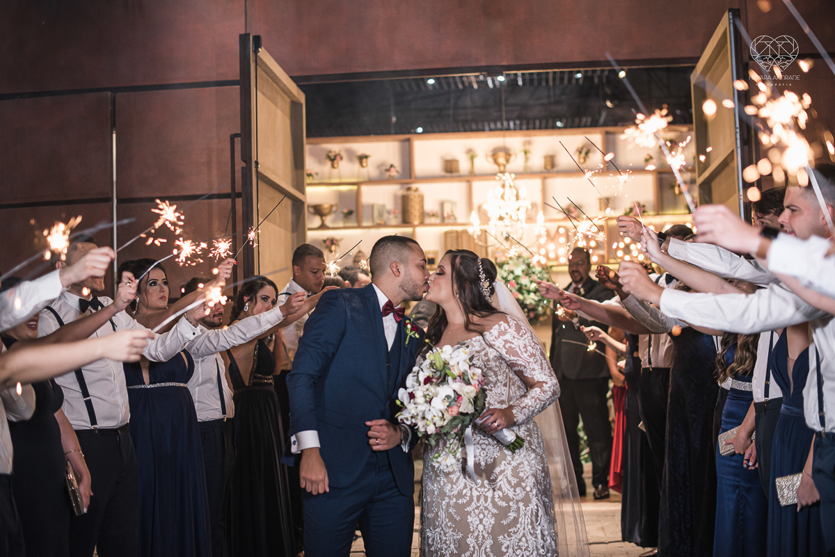 Fotografia de casamento classico noturno lupalaroni decoracao no espaço atmosphera no guaruja nayara andrade fotografa premiada em santos decoraçao com lustre casamento classico noturno  terno azul e noiva vestido sereia fotografia emocionante casamento