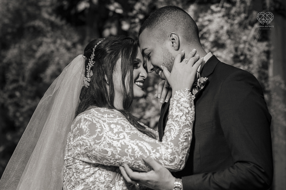 Fotografia de casamento classico noturno lupalaroni decoracao no espaço atmosphera no guaruja nayara andrade fotografa premiada em santos decoraçao com lustre casamento classico noturno  terno azul e noiva vestido sereia fotografia emocionante casamento