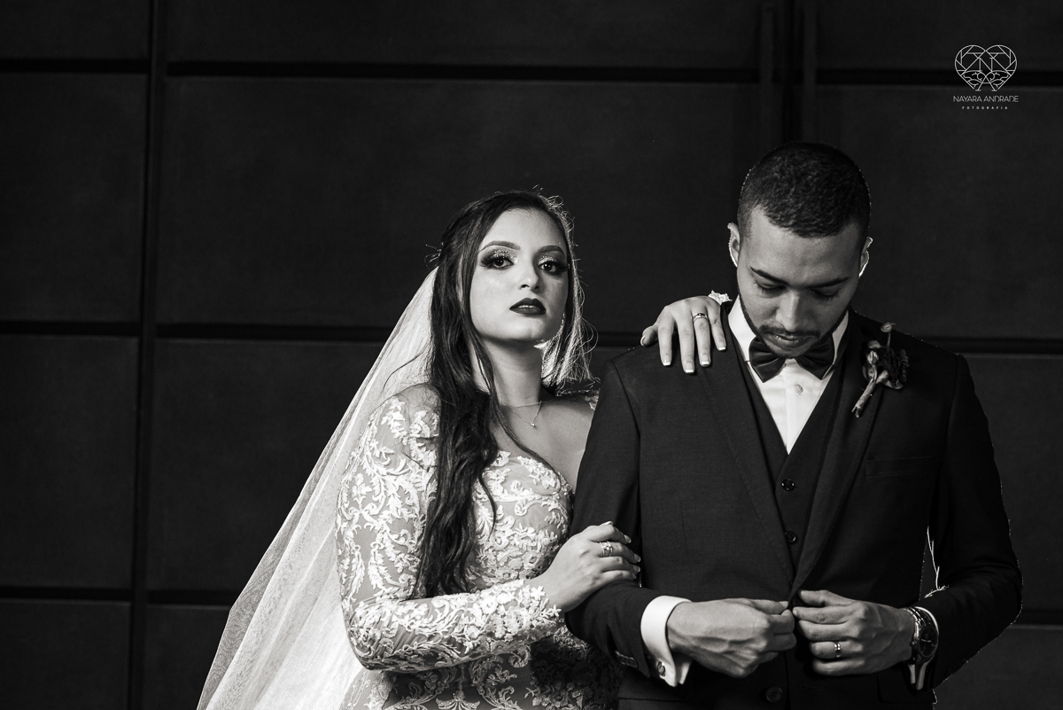 Fotografia de casamento classico noturno lupalaroni decoracao no espaço atmosphera no guaruja nayara andrade fotografa premiada em santos decoraçao com lustre casamento classico noturno  terno azul e noiva vestido sereia fotografia emocionante casamento