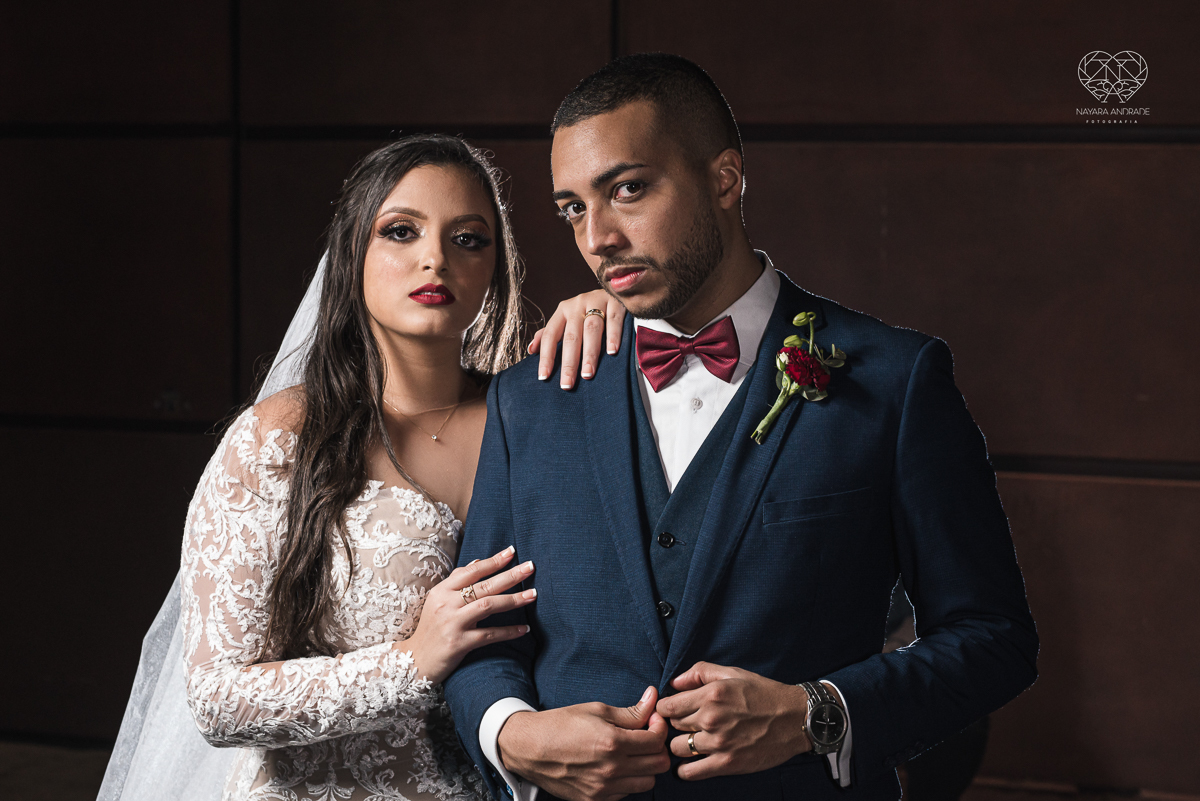 Fotografia de casamento classico noturno lupalaroni decoracao no espaço atmosphera no guaruja nayara andrade fotografa premiada em santos decoraçao com lustre casamento classico noturno  terno azul e noiva vestido sereia fotografia emocionante casamento
