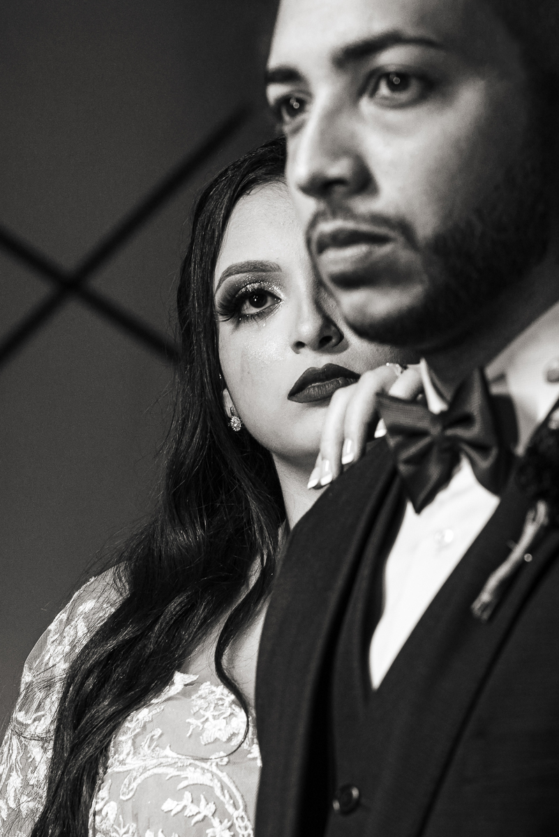 Fotografia de casamento classico noturno lupalaroni decoracao no espaço atmosphera no guaruja nayara andrade fotografa premiada em santos decoraçao com lustre casamento classico noturno  terno azul e noiva vestido sereia fotografia emocionante casamento