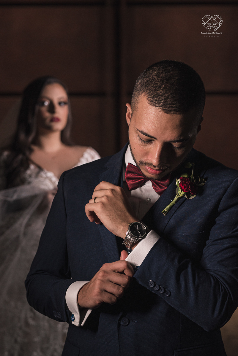 Fotografia de casamento classico noturno lupalaroni decoracao no espaço atmosphera no guaruja nayara andrade fotografa premiada em santos decoraçao com lustre casamento classico noturno  terno azul e noiva vestido sereia fotografia emocionante casamento