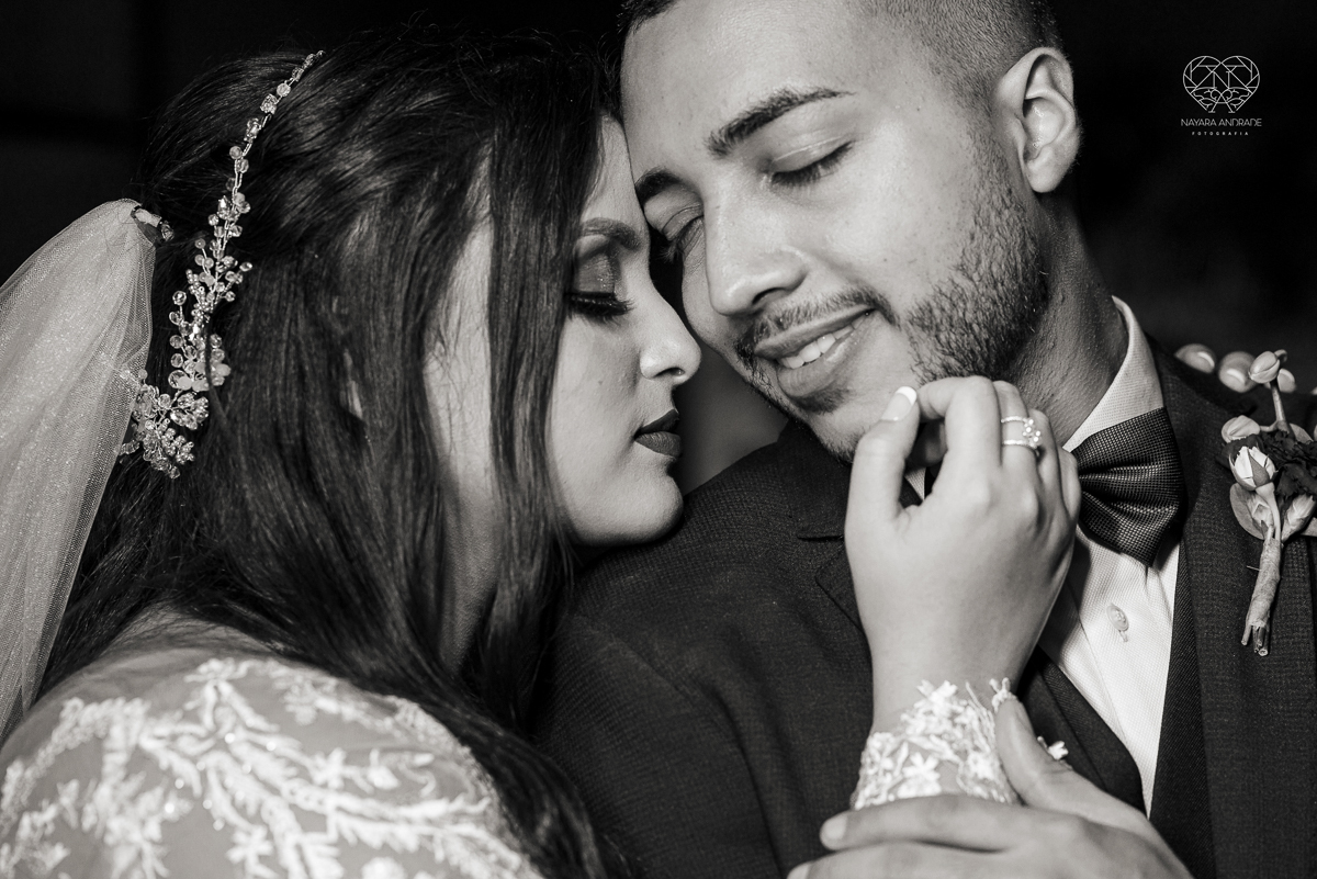 Fotografia de casamento classico noturno lupalaroni decoracao no espaço atmosphera no guaruja nayara andrade fotografa premiada em santos decoraçao com lustre casamento classico noturno  terno azul e noiva vestido sereia fotografia emocionante casamento