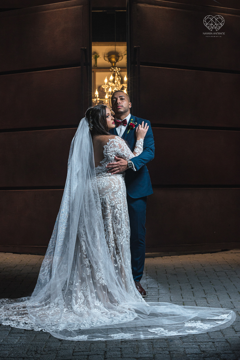 Fotografia de casamento classico noturno lupalaroni decoracao no espaço atmosphera no guaruja nayara andrade fotografa premiada em santos decoraçao com lustre casamento classico noturno  terno azul e noiva vestido sereia fotografia emocionante casamento