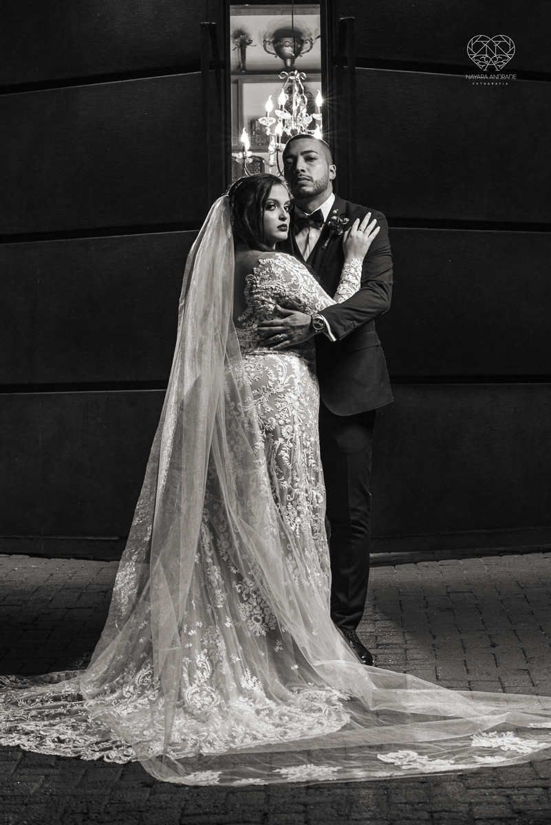 Fotografia de casamento classico noturno lupalaroni decoracao no espaço atmosphera no guaruja nayara andrade fotografa premiada em santos decoraçao com lustre casamento classico noturno  terno azul e noiva vestido sereia fotografia emocionante casamento