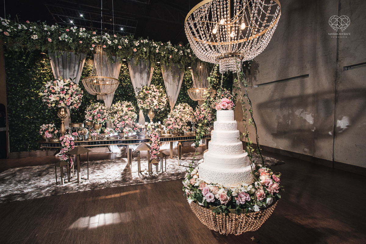Fotografia de casamento classico noturno lupalaroni decoracao no espaço atmosphera no guaruja nayara andrade fotografa premiada em santos decoraçao com lustre casamento classico noturno noivo terno azul e noiva vestido sereia