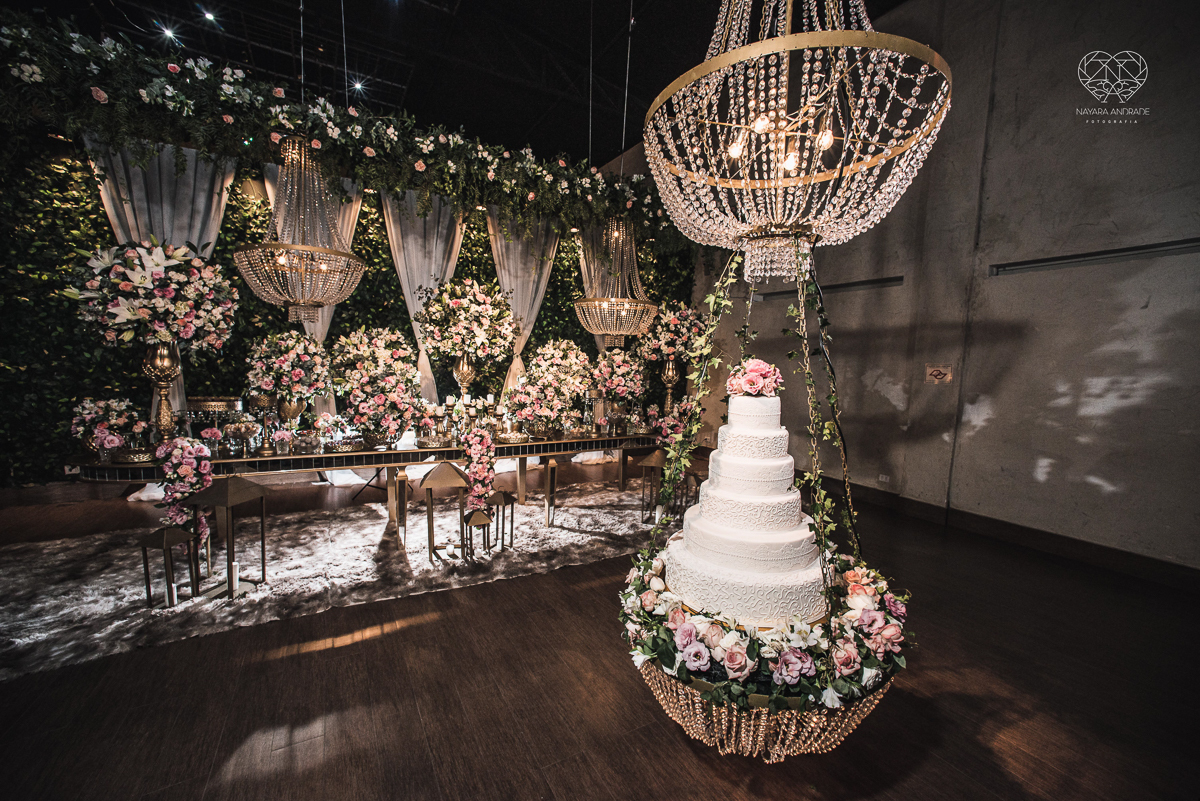 Fotografia de casamento classico noturno lupalaroni decoracao no espaço atmosphera no guaruja nayara andrade fotografa premiada em santos decoraçao com lustre casamento classico noturno noivo terno azul e noiva vestido sereia