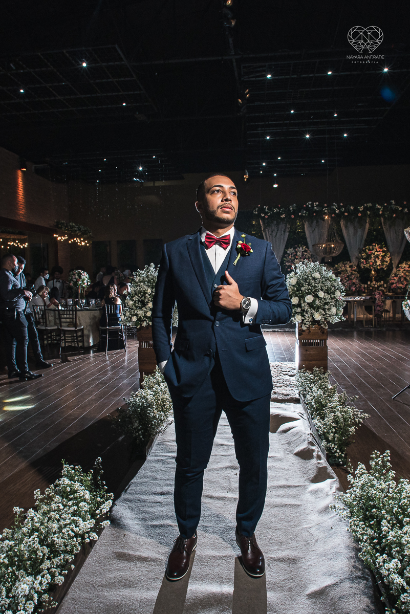 Fotografia de casamento classico noturno lupalaroni decoracao no espaço atmosphera no guaruja nayara andrade fotografa premiada em santos decoraçao com lustre casamento classico noturno noivo terno azul e noiva vestido sereia
