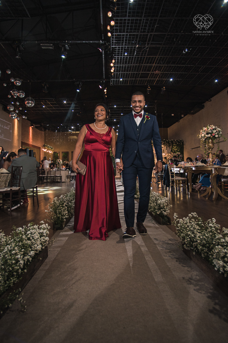 Fotografia de casamento classico noturno lupalaroni decoracao no espaço atmosphera no guaruja nayara andrade fotografa premiada em santos decoraçao com lustre casamento classico noturno  terno azul e noiva vestido sereia fotografia emocionante casamento