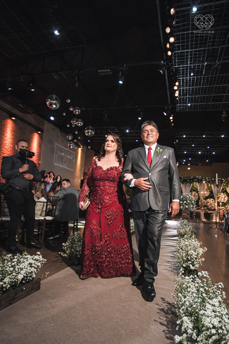 Fotografia de casamento classico noturno lupalaroni decoracao no espaço atmosphera no guaruja nayara andrade fotografa premiada em santos decoraçao com lustre casamento classico noturno noivo terno azul e noiva vestido sereia
