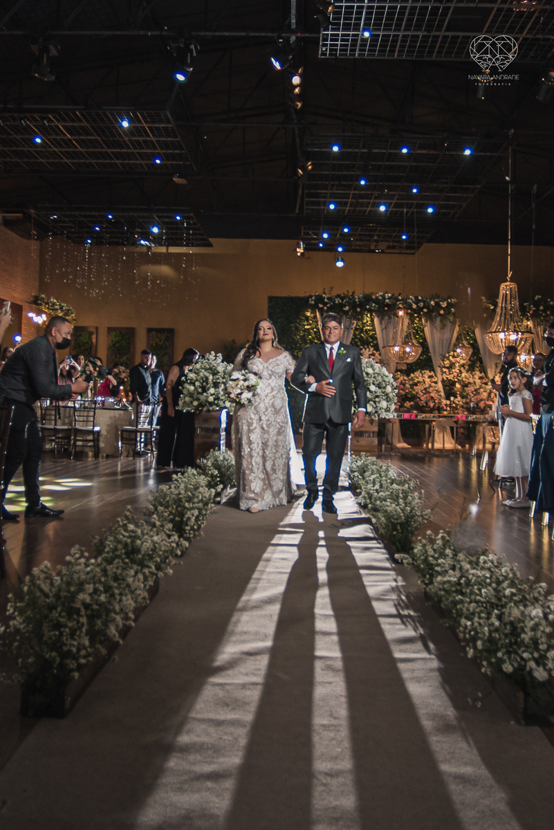 Fotografia de casamento classico noturno lupalaroni decoracao no espaço atmosphera no guaruja nayara andrade fotografa premiada em santos decoraçao com lustre casamento classico noturno  terno azul e noiva vestido sereia fotografia emocionante casamento