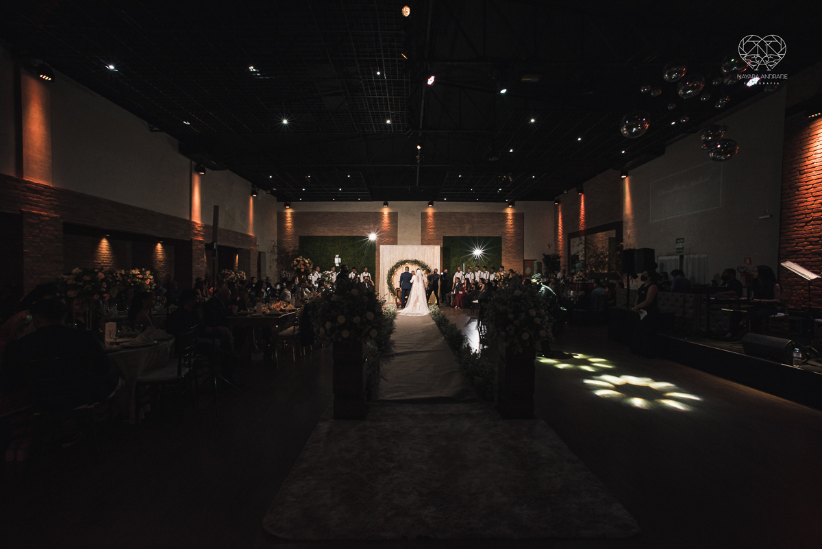 Fotografia de casamento classico noturno lupalaroni decoracao no espaço atmosphera no guaruja nayara andrade fotografa premiada em santos decoraçao com lustre casamento classico noturno  terno azul e noiva vestido sereia fotografia emocionante casamento