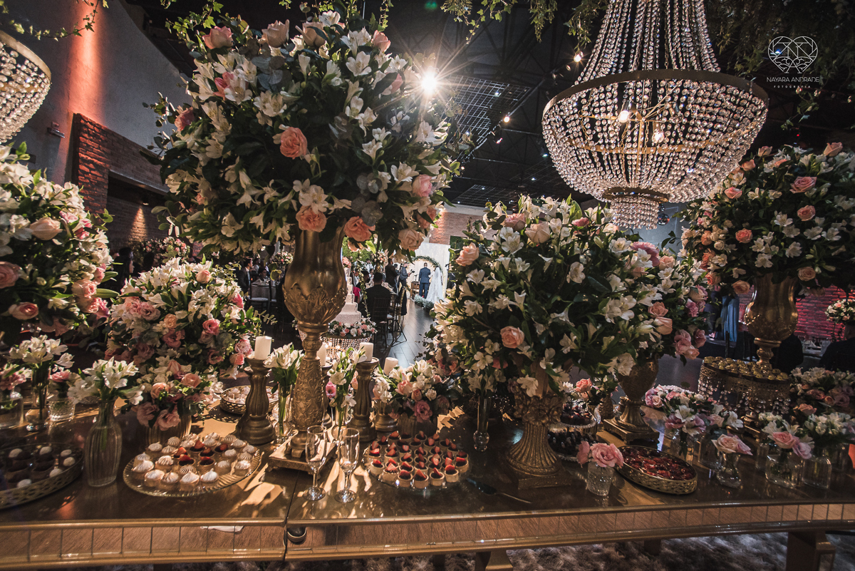 Fotografia de casamento classico noturno lupalaroni decoracao no espaço atmosphera no guaruja nayara andrade fotografa premiada em santos decoraçao com lustre casamento classico noturno  terno azul e noiva vestido sereia fotografia emocionante casamento