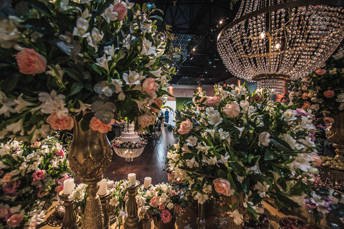 Fotografia de casamento classico noturno lupalaroni decoracao no espaço atmosphera no guaruja nayara andrade fotografa premiada em santos decoraçao com lustre casamento classico noturno  terno azul e noiva vestido sereia fotografia emocionante casamento