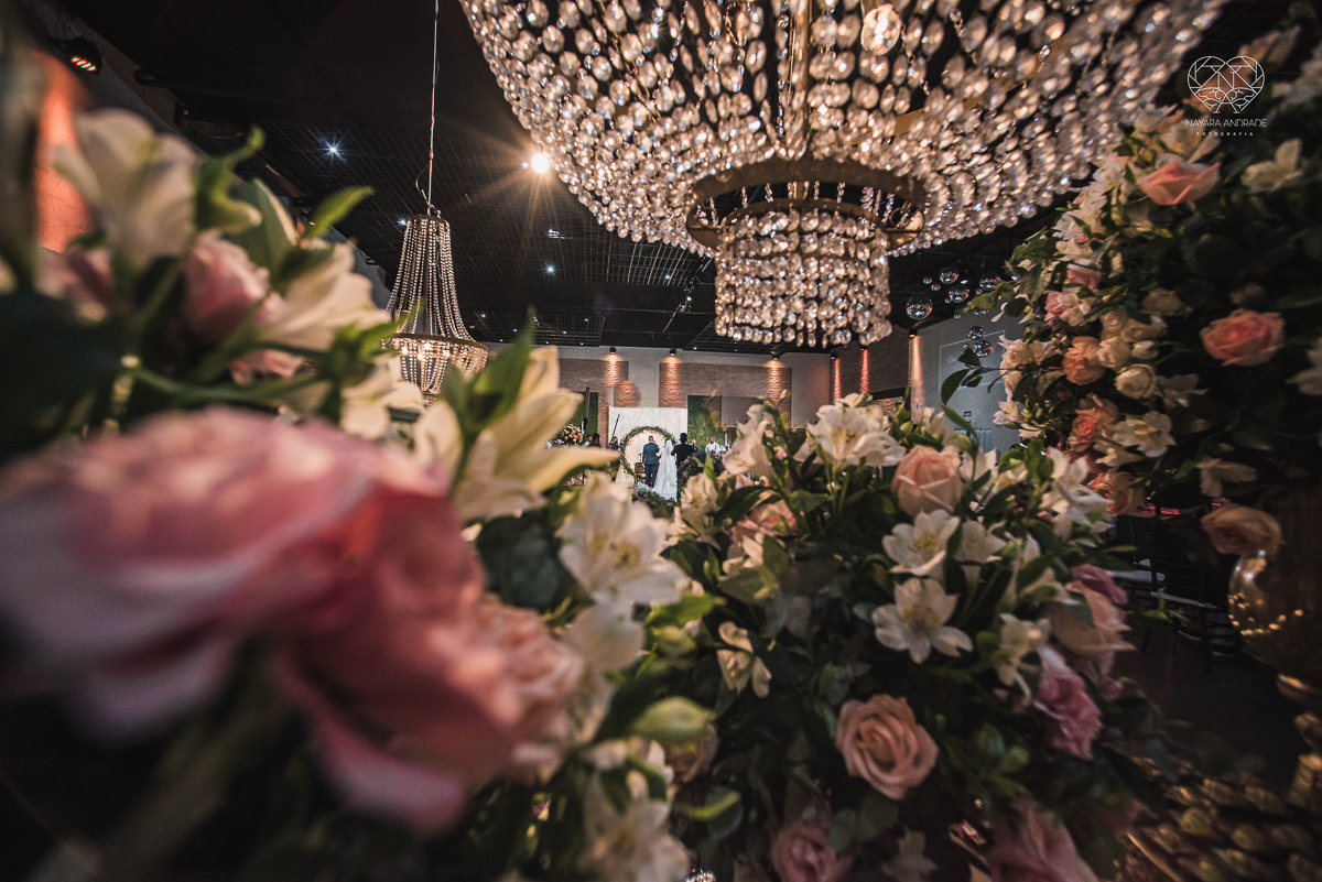 Fotografia de casamento classico noturno lupalaroni decoracao no espaço atmosphera no guaruja nayara andrade fotografa premiada em santos decoraçao com lustre casamento classico noturno  terno azul e noiva vestido sereia fotografia emocionante casamento
