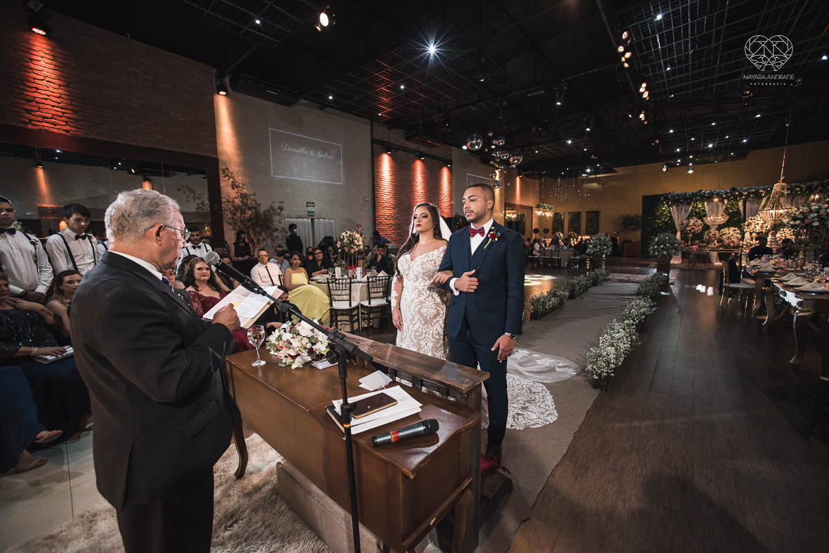 Fotografia de casamento classico noturno lupalaroni decoracao no espaço atmosphera no guaruja nayara andrade fotografa premiada em santos decoraçao com lustre casamento classico noturno  terno azul e noiva vestido sereia fotografia emocionante casamento