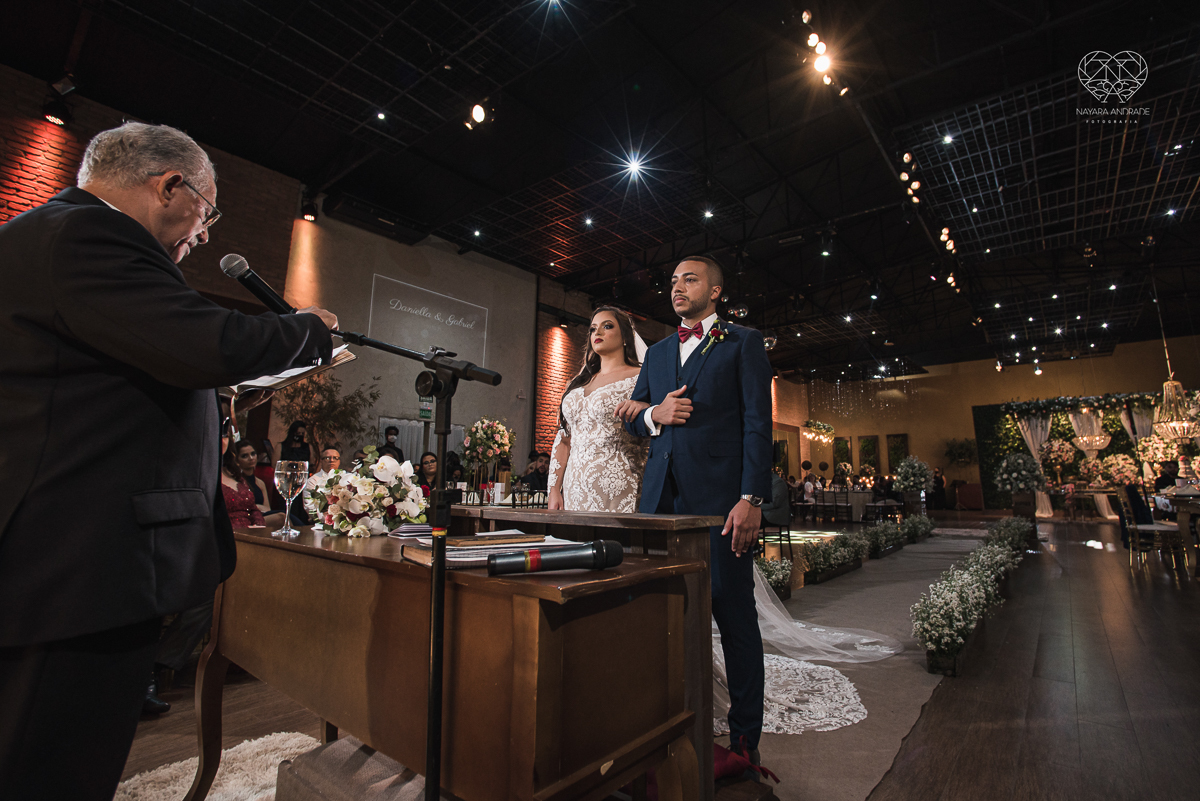 Fotografia de casamento classico noturno lupalaroni decoracao no espaço atmosphera no guaruja nayara andrade fotografa premiada em santos decoraçao com lustre casamento classico noturno  terno azul e noiva vestido sereia fotografia emocionante casamento