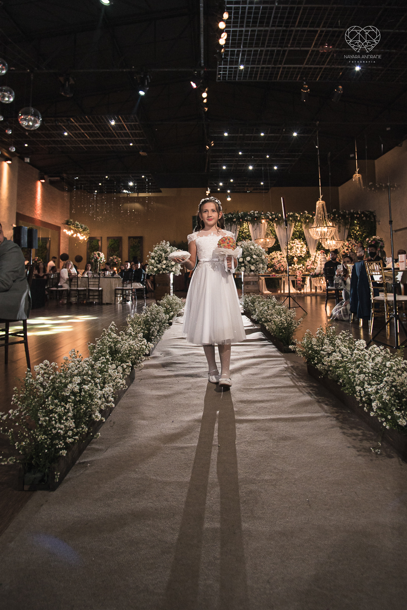 Fotografia de casamento classico noturno lupalaroni decoracao no espaço atmosphera no guaruja nayara andrade fotografa premiada em santos decoraçao com lustre casamento classico noturno  terno azul e noiva vestido sereia fotografia emocionante casamento