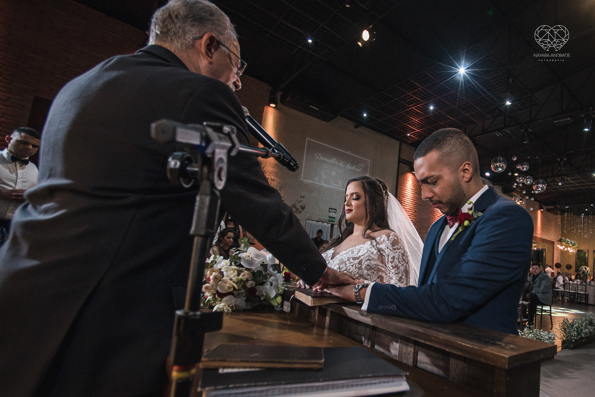 Fotografia de casamento classico noturno lupalaroni decoracao no espaço atmosphera no guaruja nayara andrade fotografa premiada em santos decoraçao com lustre casamento classico noturno  terno azul e noiva vestido sereia fotografia emocionante casamento