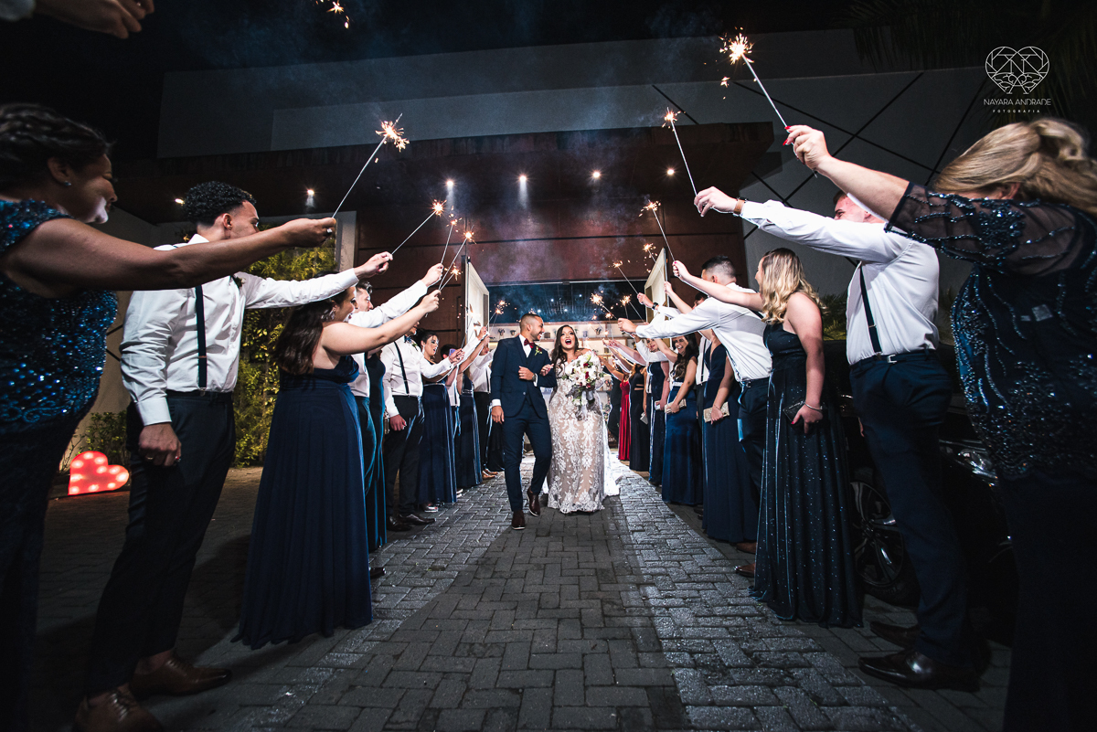 Fotografia de casamento classico noturno lupalaroni decoracao no espaço atmosphera no guaruja nayara andrade fotografa premiada em santos decoraçao com lustre casamento classico noturno  terno azul e noiva vestido sereia fotografia emocionante casamento
