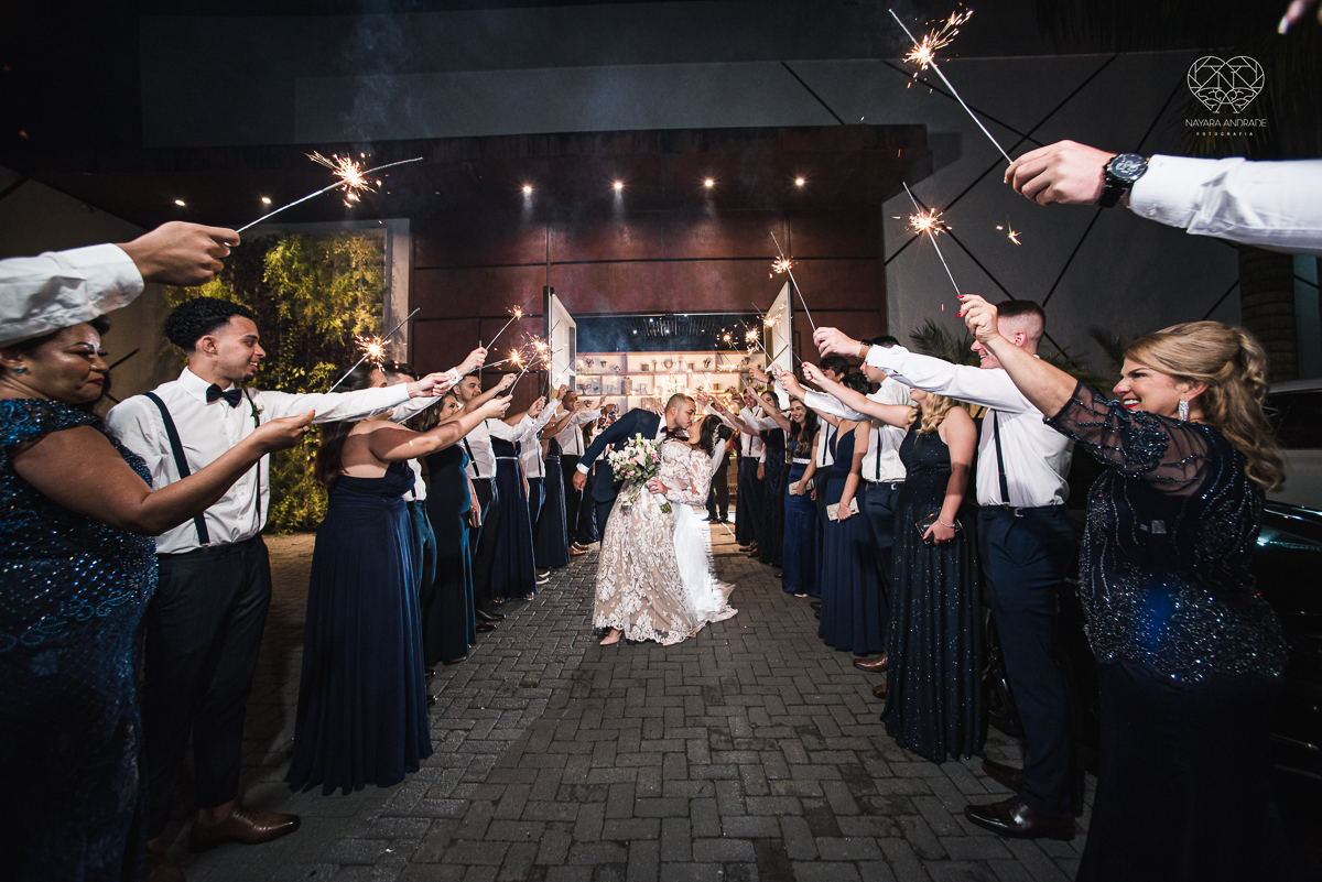 Fotografia de casamento classico noturno lupalaroni decoracao no espaço atmosphera no guaruja nayara andrade fotografa premiada em santos decoraçao com lustre casamento classico noturno  terno azul e noiva vestido sereia fotografia emocionante casamento