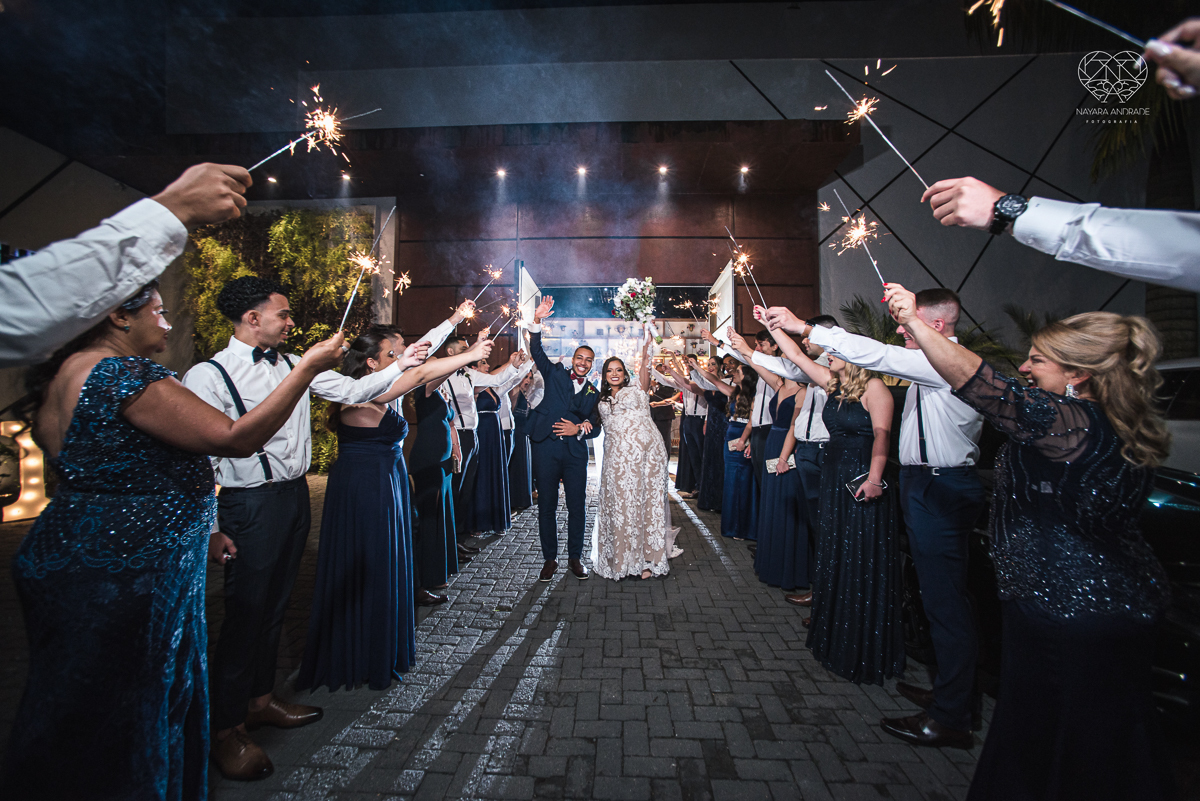 Fotografia de casamento classico noturno lupalaroni decoracao no espaço atmosphera no guaruja nayara andrade fotografa premiada em santos decoraçao com lustre casamento classico noturno  terno azul e noiva vestido sereia fotografia emocionante casamento