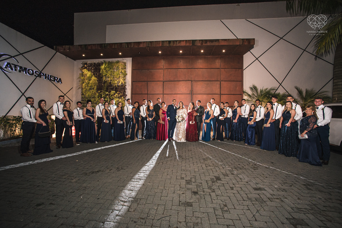 Fotografia de casamento classico noturno lupalaroni decoracao no espaço atmosphera no guaruja nayara andrade fotografa premiada em santos decoraçao com lustre casamento classico noturno  terno azul e noiva vestido sereia fotografia emocionante casamento