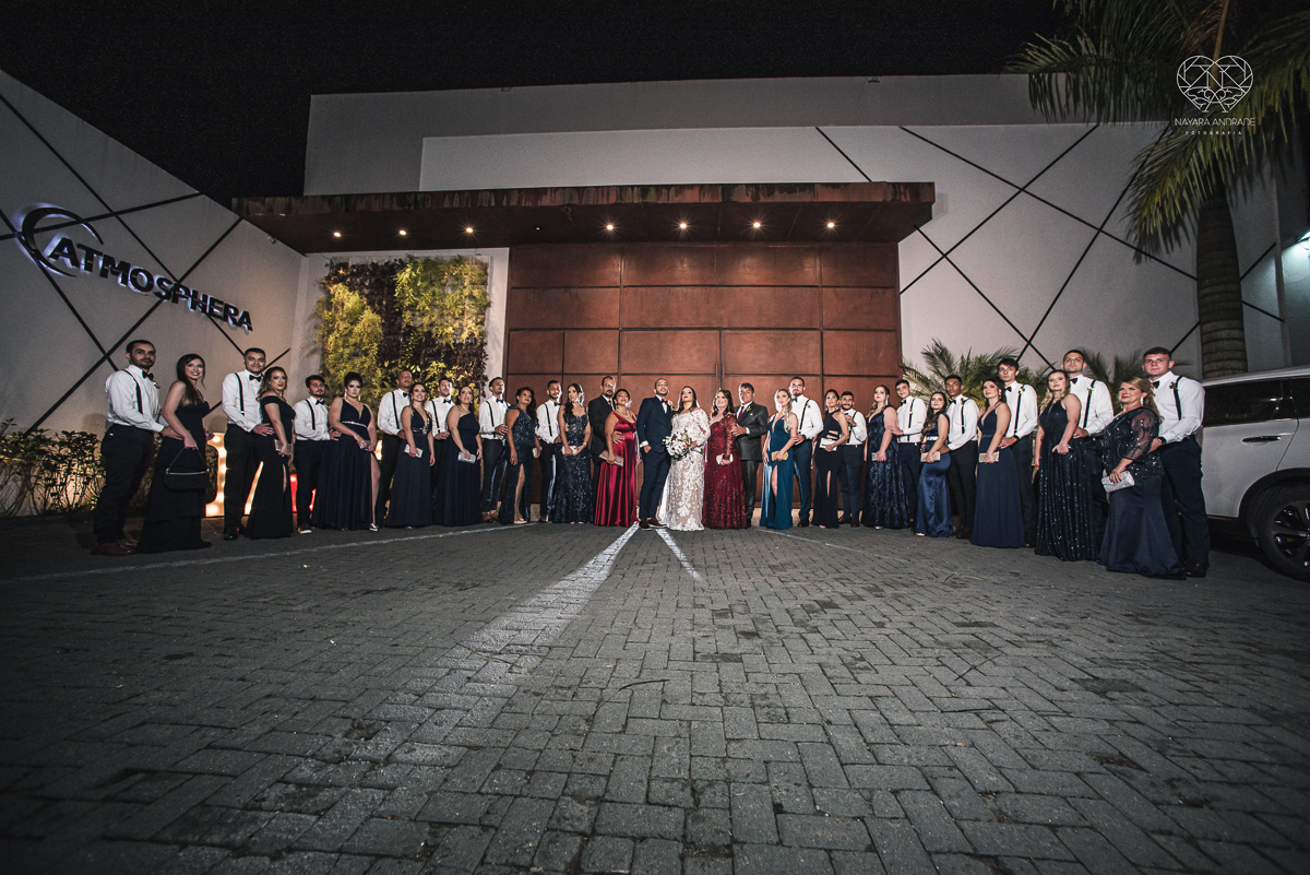 Fotografia de casamento classico noturno lupalaroni decoracao no espaço atmosphera no guaruja nayara andrade fotografa premiada em santos decoraçao com lustre casamento classico noturno  terno azul e noiva vestido sereia fotografia emocionante casamento