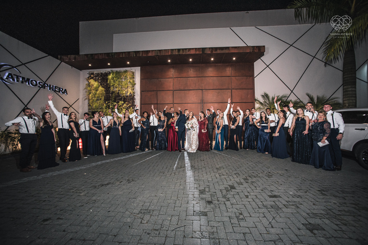 Fotografia de casamento classico noturno lupalaroni decoracao no espaço atmosphera no guaruja nayara andrade fotografa premiada em santos decoraçao com lustre casamento classico noturno  terno azul e noiva vestido sereia fotografia emocionante casamento