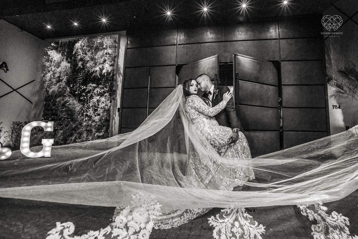 Fotografia de casamento classico noturno lupalaroni decoracao no espaço atmosphera no guaruja nayara andrade fotografa premiada em santos decoraçao com lustre casamento classico noturno  terno azul e noiva vestido sereia fotografia emocionante casamento