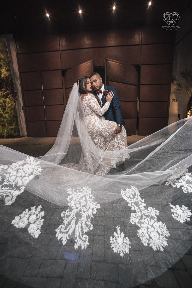 Fotografia de casamento classico noturno lupalaroni decoracao no espaço atmosphera no guaruja nayara andrade fotografa premiada em santos decoraçao com lustre casamento classico noturno  terno azul e noiva vestido sereia fotografia emocionante casamento