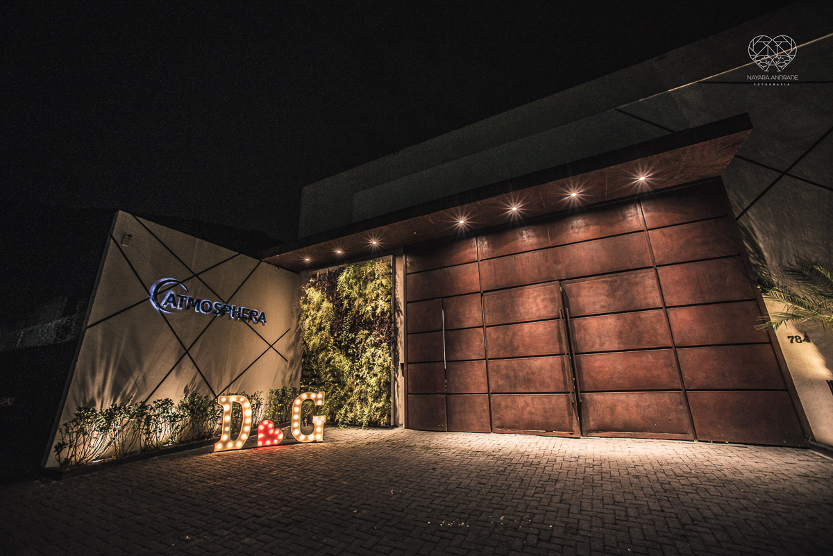 Fotografia de casamento classico noturno lupalaroni decoracao no espaço atmosphera no guaruja nayara andrade fotografa premiada em santos decoraçao com lustre casamento classico noturno  terno azul e noiva vestido sereia fotografia emocionante casamento