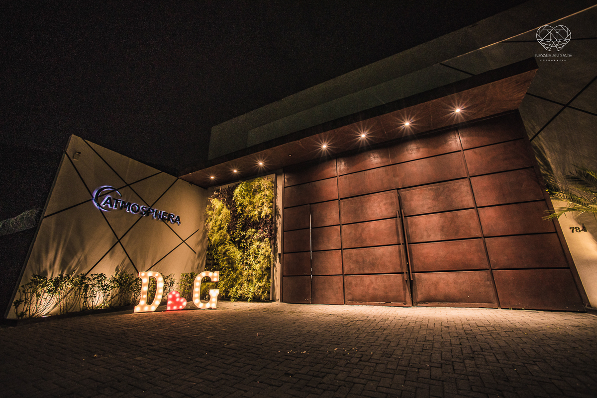 Fotografia de casamento classico noturno lupalaroni decoracao no espaço atmosphera no guaruja nayara andrade fotografa premiada em santos decoraçao com lustre casamento classico noturno  terno azul e noiva vestido sereia fotografia emocionante casamento