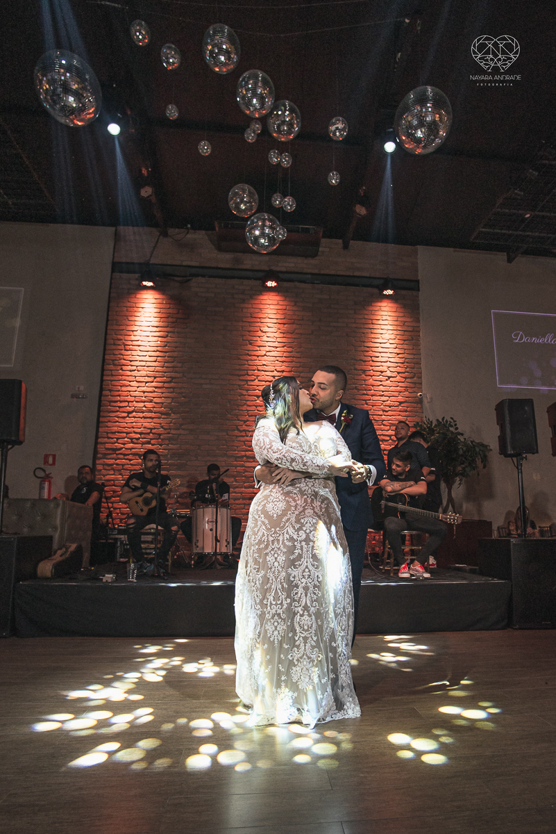 Fotografia de casamento classico noturno lupalaroni decoracao no espaço atmosphera no guaruja nayara andrade fotografa premiada em santos decoraçao com lustre casamento classico noturno  terno azul e noiva vestido fotos balada casamento dança casal
