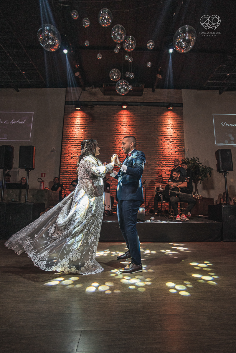 Fotografia de casamento classico noturno lupalaroni decoracao no espaço atmosphera no guaruja nayara andrade fotografa premiada em santos decoraçao com lustre casamento classico noturno  terno azul e noiva vestido sereia fotografia emocionante casamento